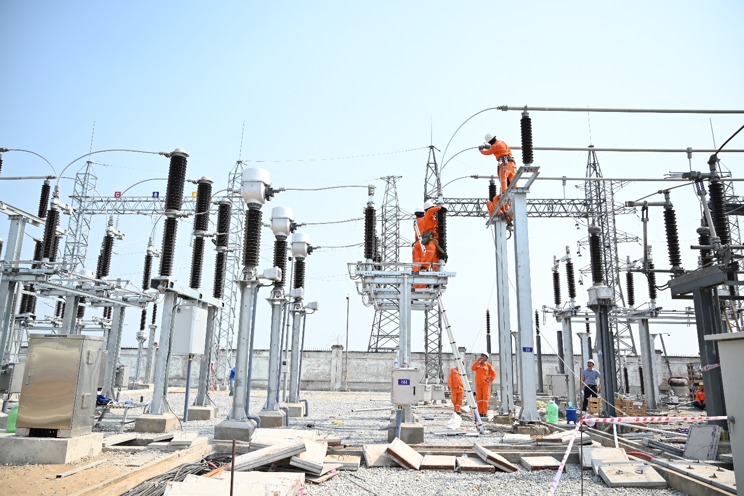 Lãnh đạo ngành điện sát cánh người lao động trên các công trình thi công xuyên lễ 30-4, 1-5 - Ảnh 15.