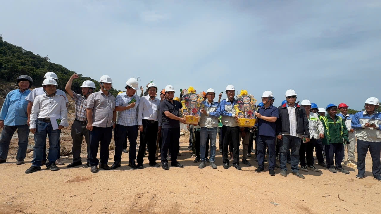 Lãnh đạo ngành điện sát cánh người lao động trên các công trình thi công xuyên lễ 30-4, 1-5 - Ảnh 2.