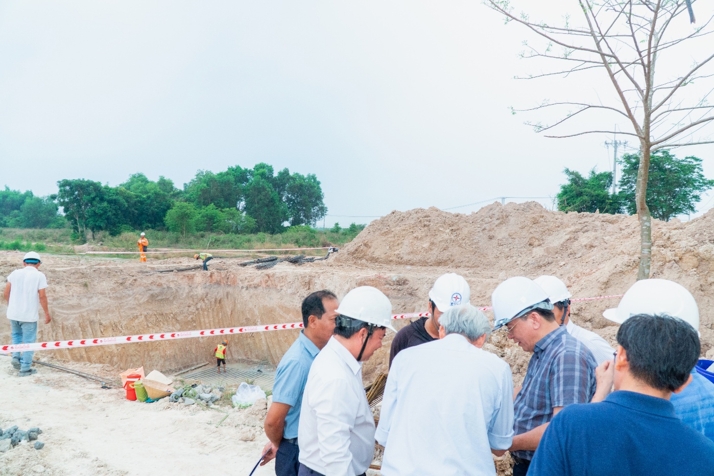 Lãnh đạo ngành điện sát cánh người lao động trên các công trình thi công xuyên lễ 30-4, 1-5 - Ảnh 3.