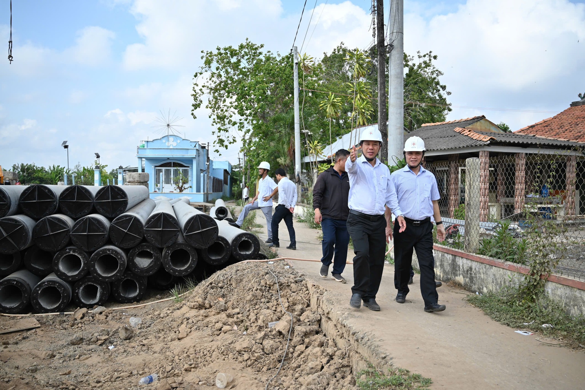 Lãnh đạo ngành điện sát cánh người lao động trên các công trình thi công xuyên lễ 30-4, 1-5 - Ảnh 4.