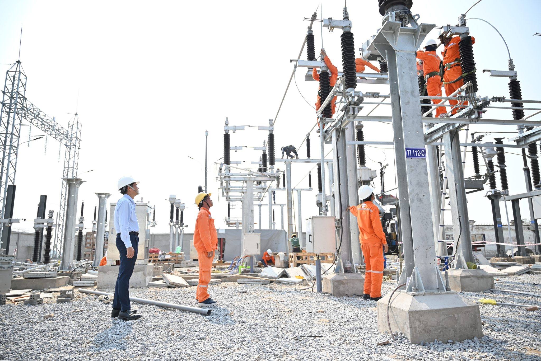Lãnh đạo ngành điện sát cánh người lao động trên các công trình thi công xuyên lễ 30-4, 1-5 - Ảnh 6.