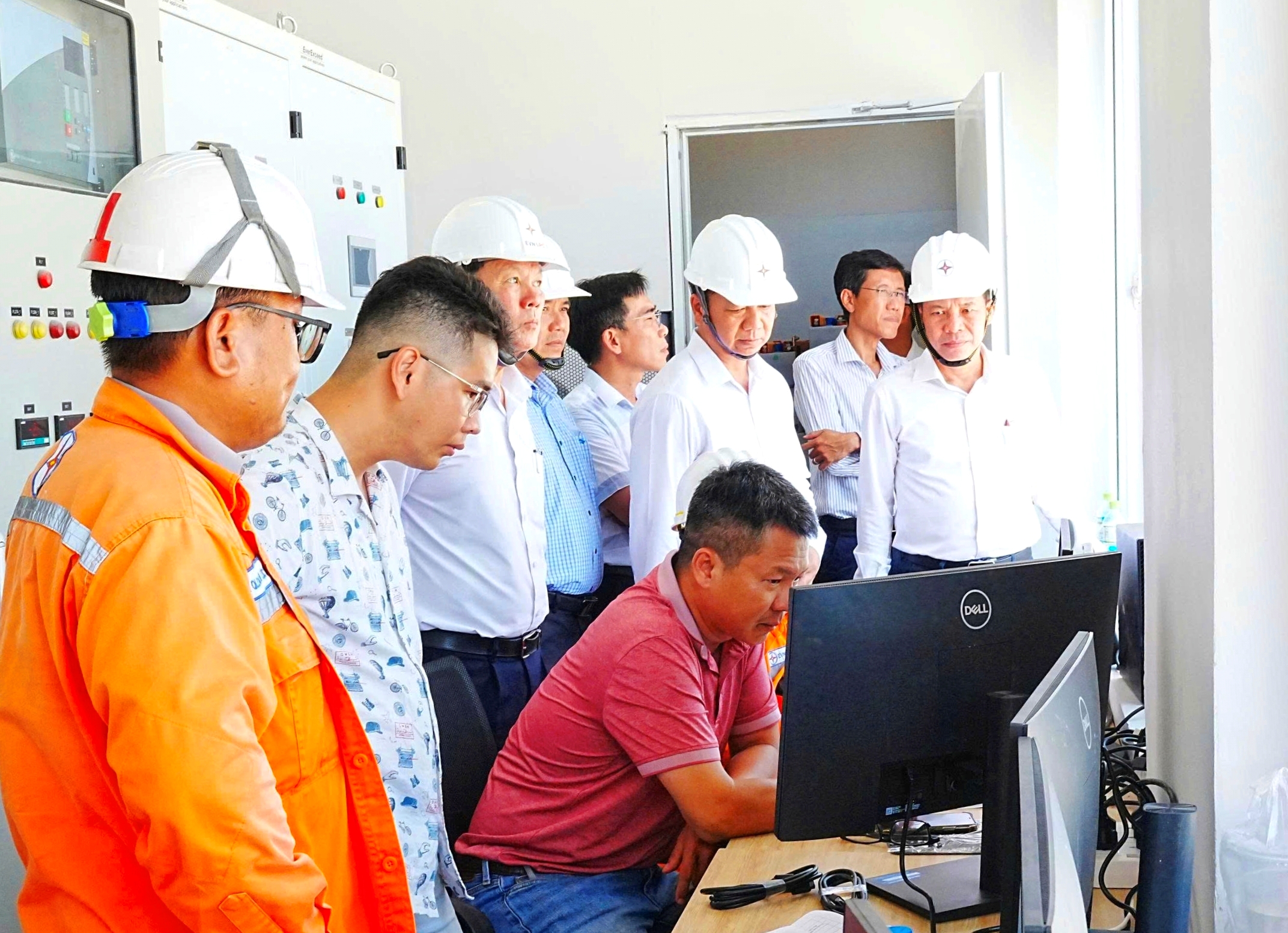 Lãnh đạo ngành điện sát cánh người lao động trên các công trình thi công xuyên lễ 30-4, 1-5 - Ảnh 8.