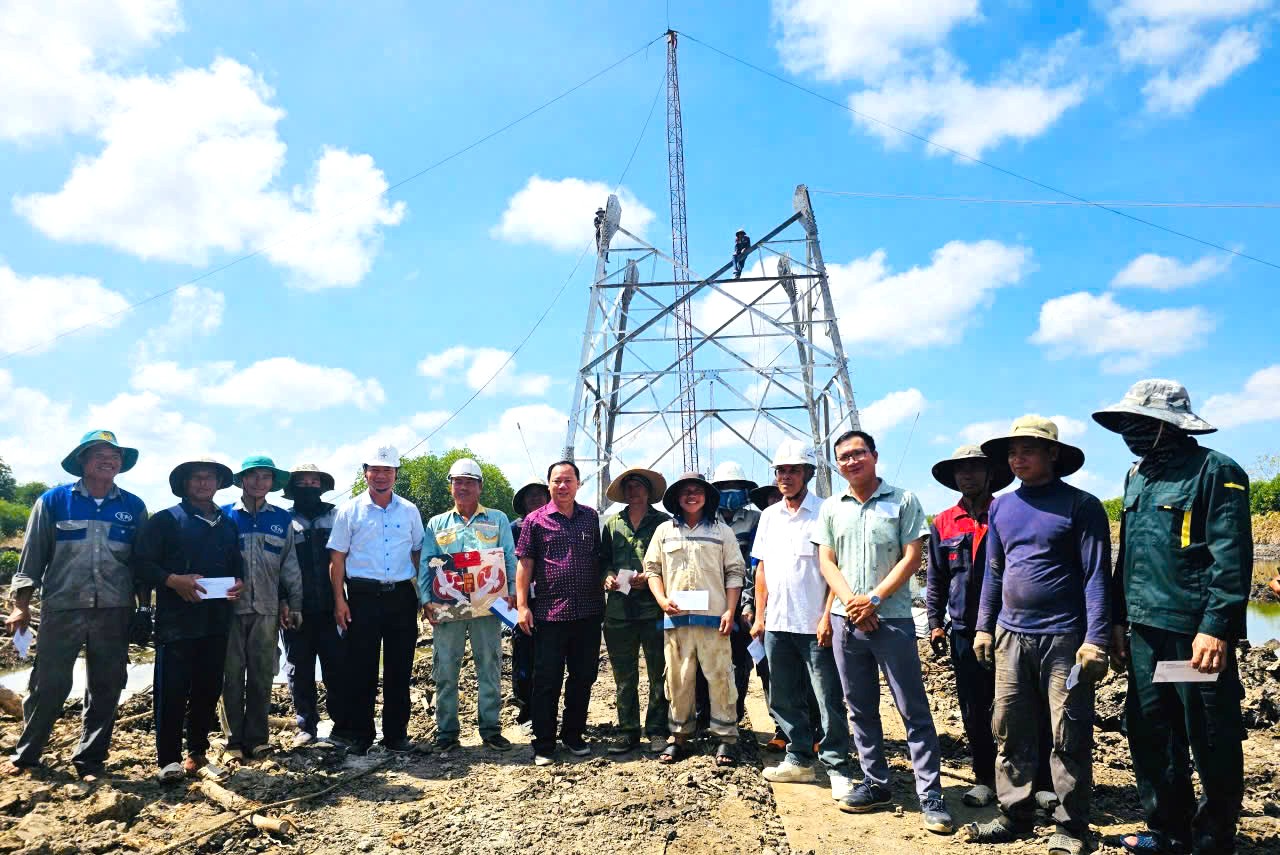 Lãnh đạo ngành điện sát cánh người lao động trên các công trình thi công xuyên lễ 30-4, 1-5 - Ảnh 9.