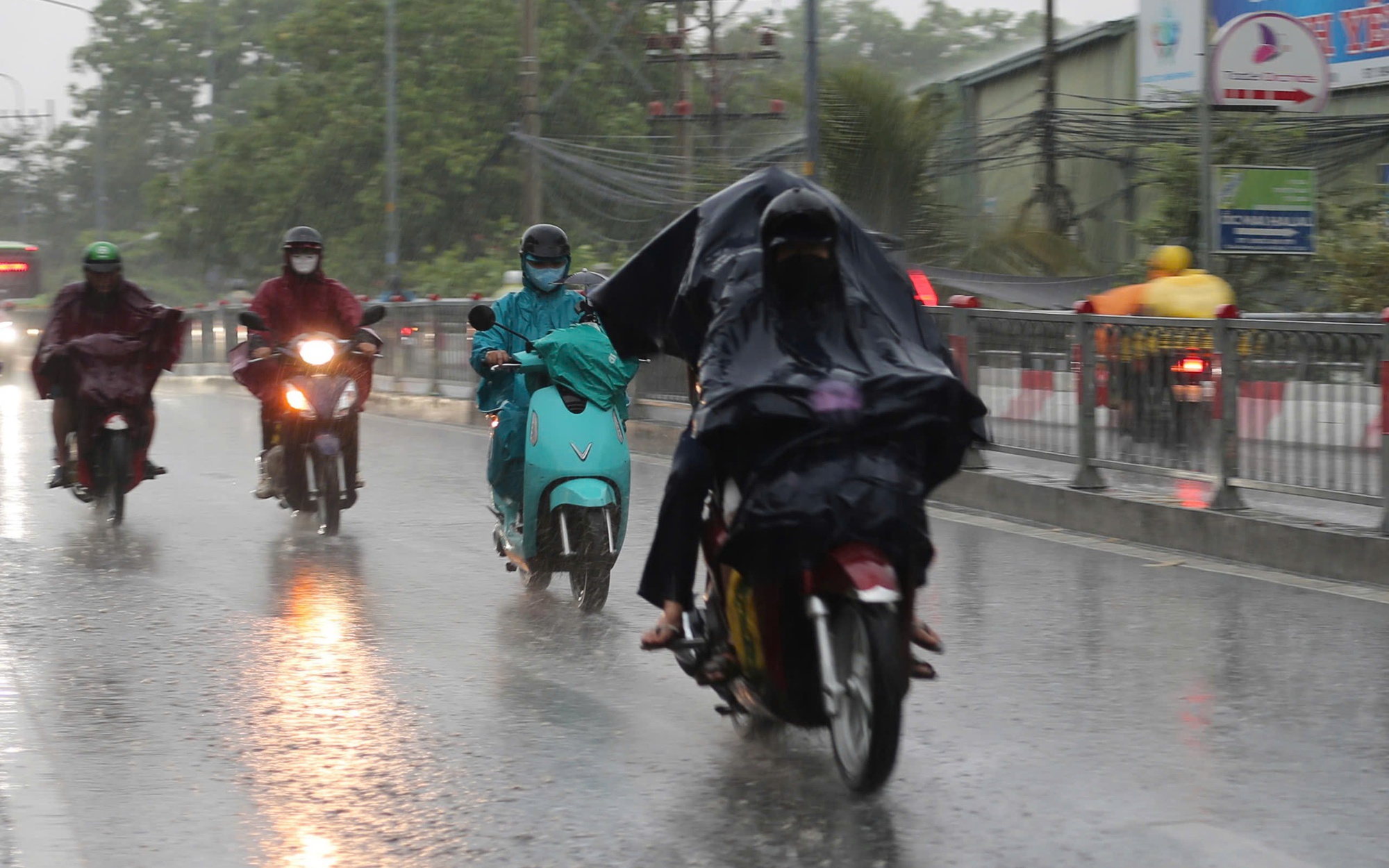 Người chạy xe máy té ngã, rác bủa vây chợ Thủ Đức sau cơn mưa lớn - Ảnh 1.