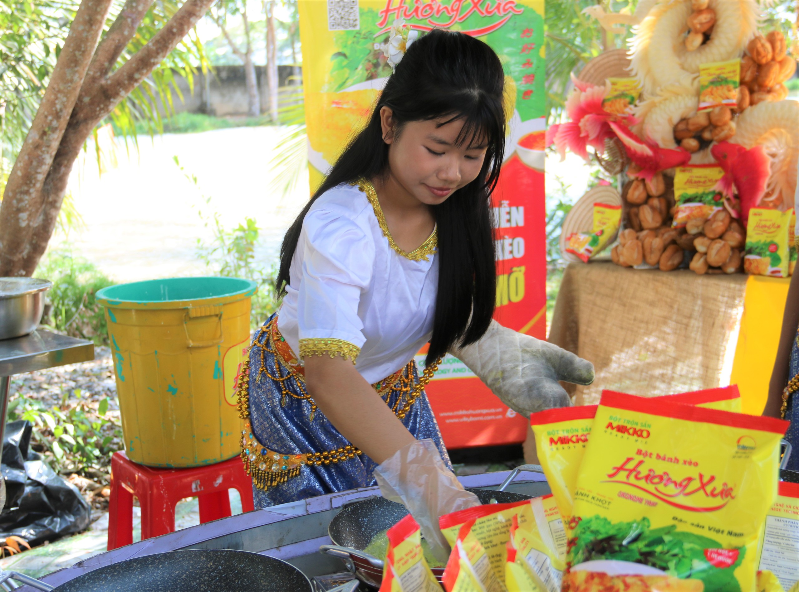 VIDEO: Hấp dấp &ldquo;v&ograve;ng quay b&aacute;nh x&egrave;o&rdquo; kh&ocirc;ng d&ugrave;ng dầu mỡ ở C&agrave; Mau - Ảnh 10.