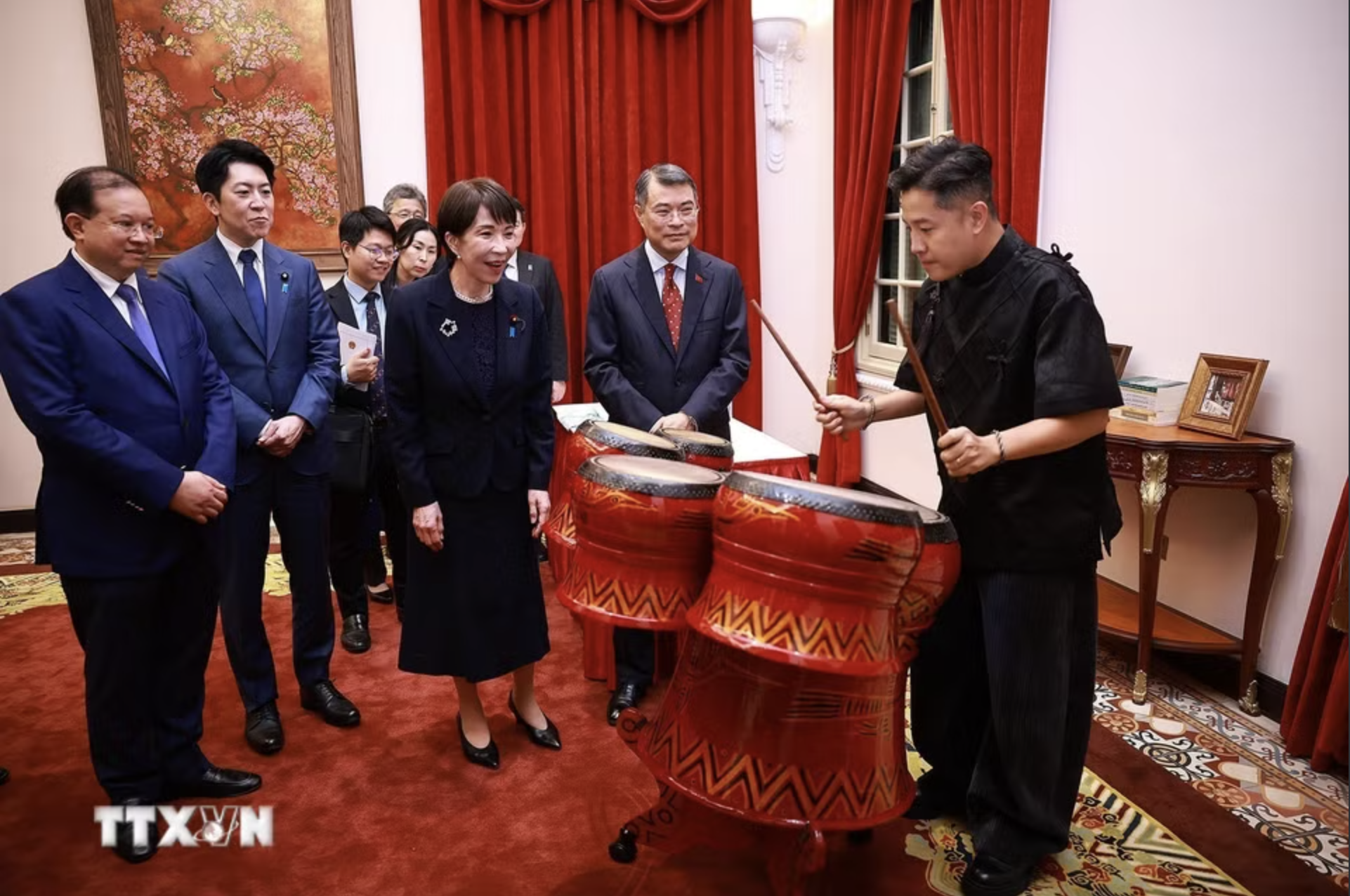 Thủ tướng Lê Minh Hưng chủ trì chiêu đãi trọng thể Thủ tướng Nhật Bản Takaichi Sanae - Ảnh 1.