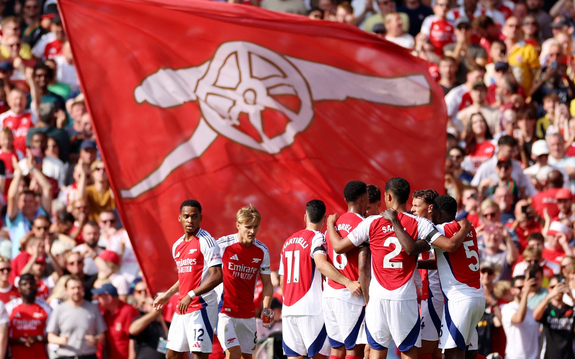 Bi kịch "đại gia" London: Arsenal về nhì, Tottenham sắp rớt hạng