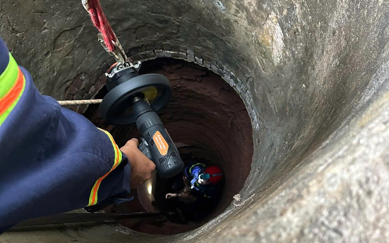 TPHCM: Giải cứu người đàn ông rơi xuống giếng sâu 35 m