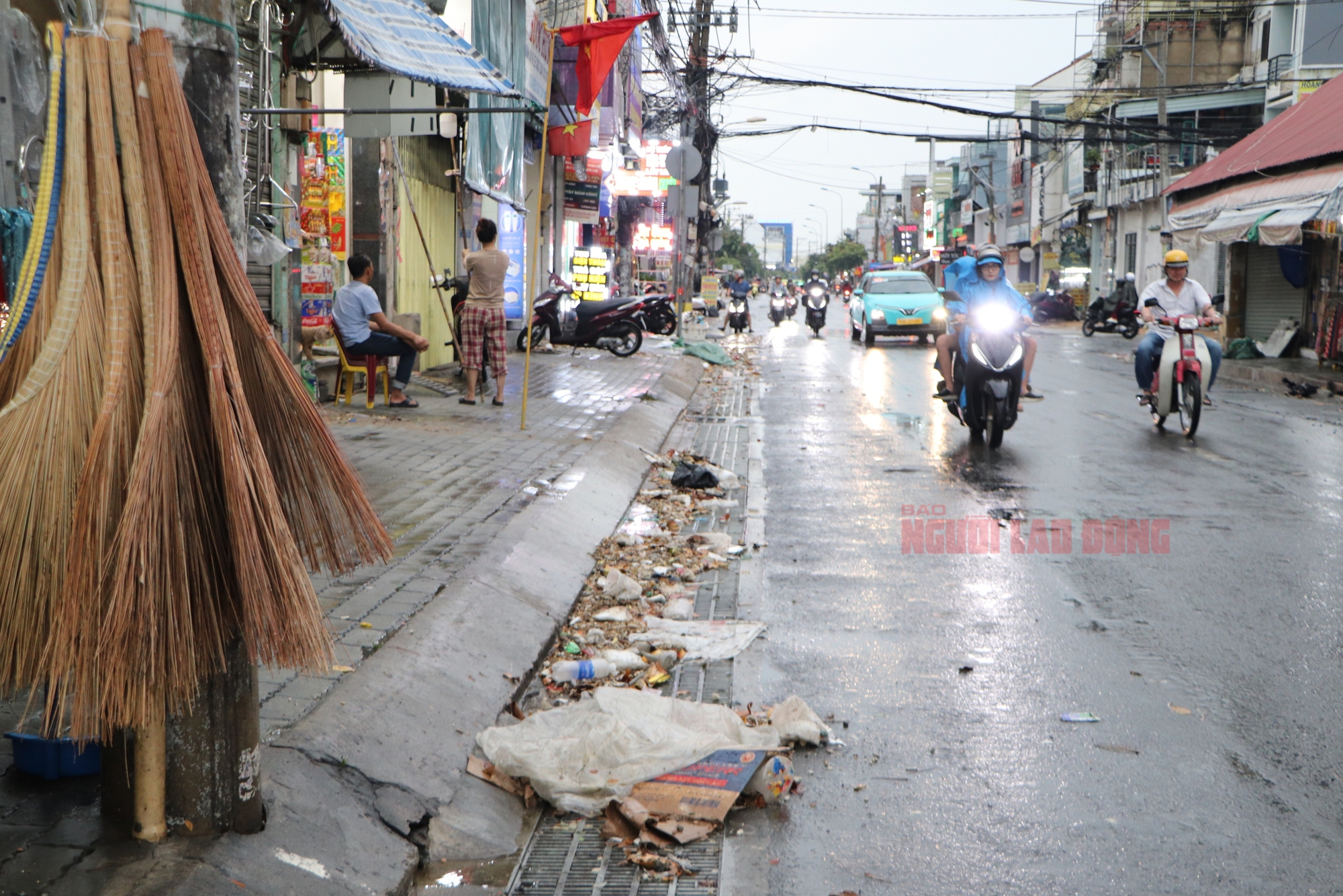 Xe trượt ầm ầm, rác bủa vây chợ Thủ Đức sau cơn mưa - Ảnh 2.