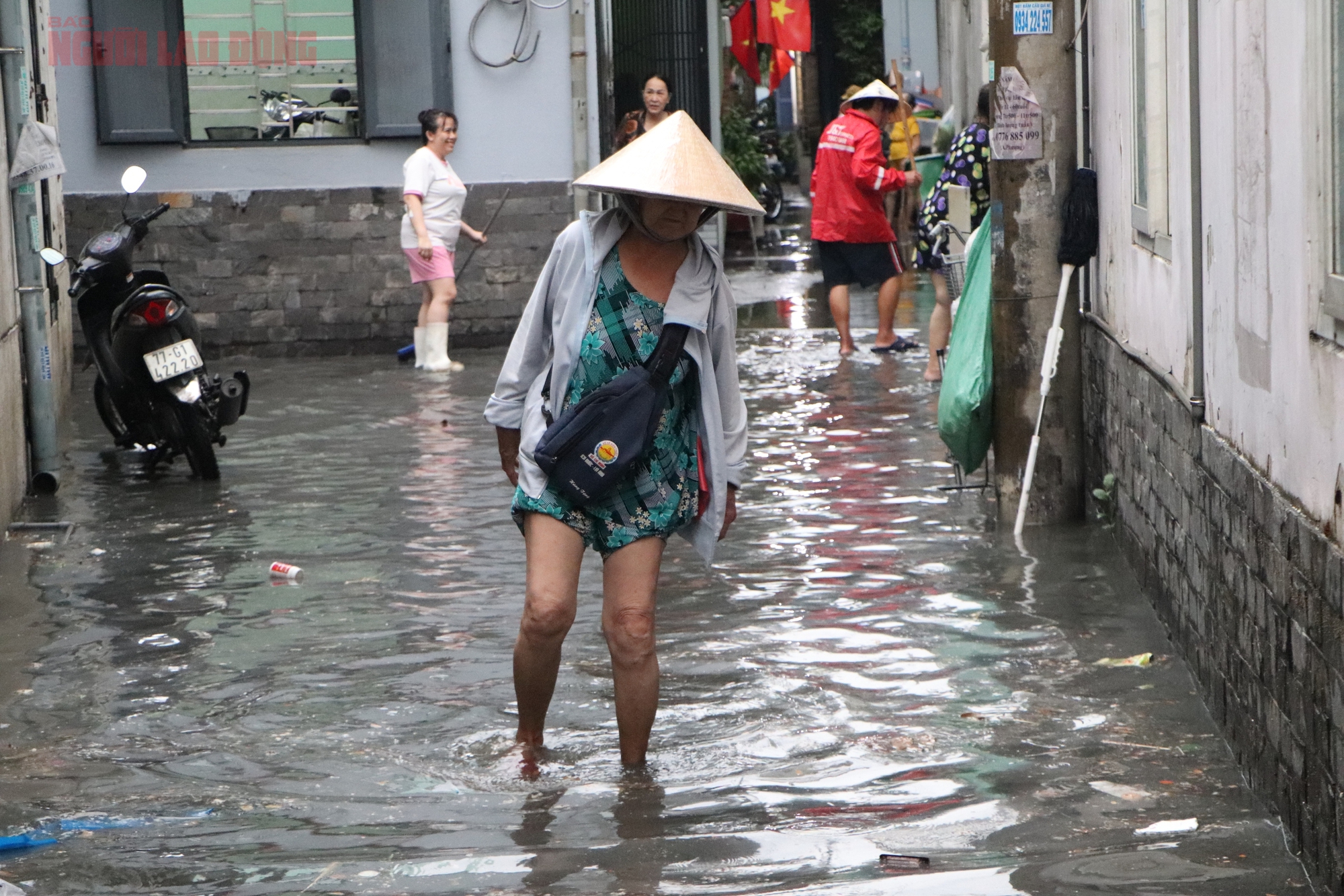 Xe trượt ầm ầm, rác bủa vây chợ Thủ Đức sau cơn mưa - Ảnh 6.