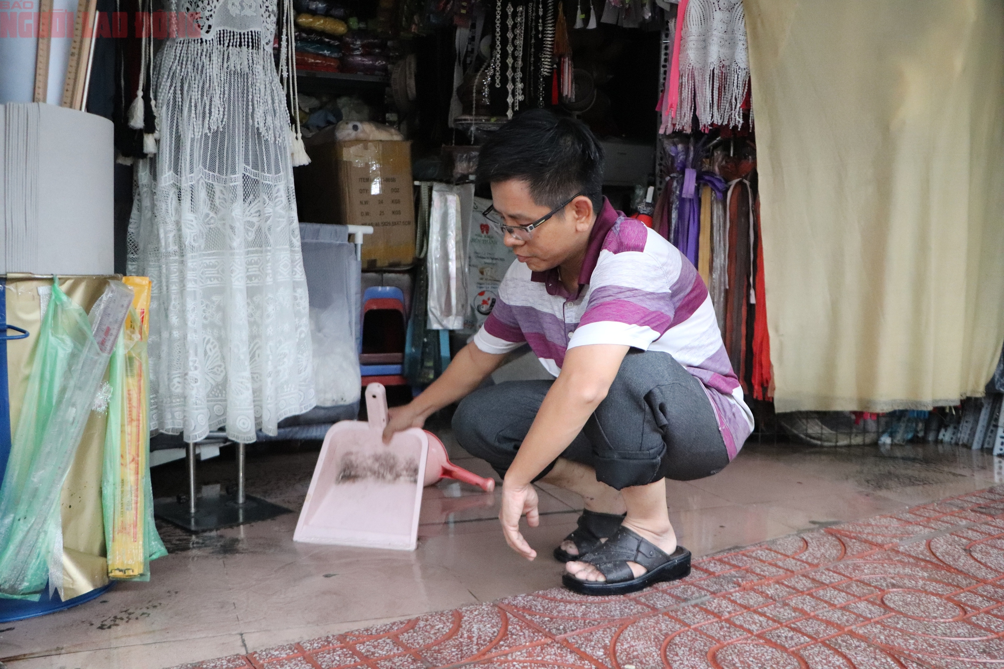 Xe trượt ầm ầm, rác bủa vây chợ Thủ Đức sau cơn mưa - Ảnh 5.