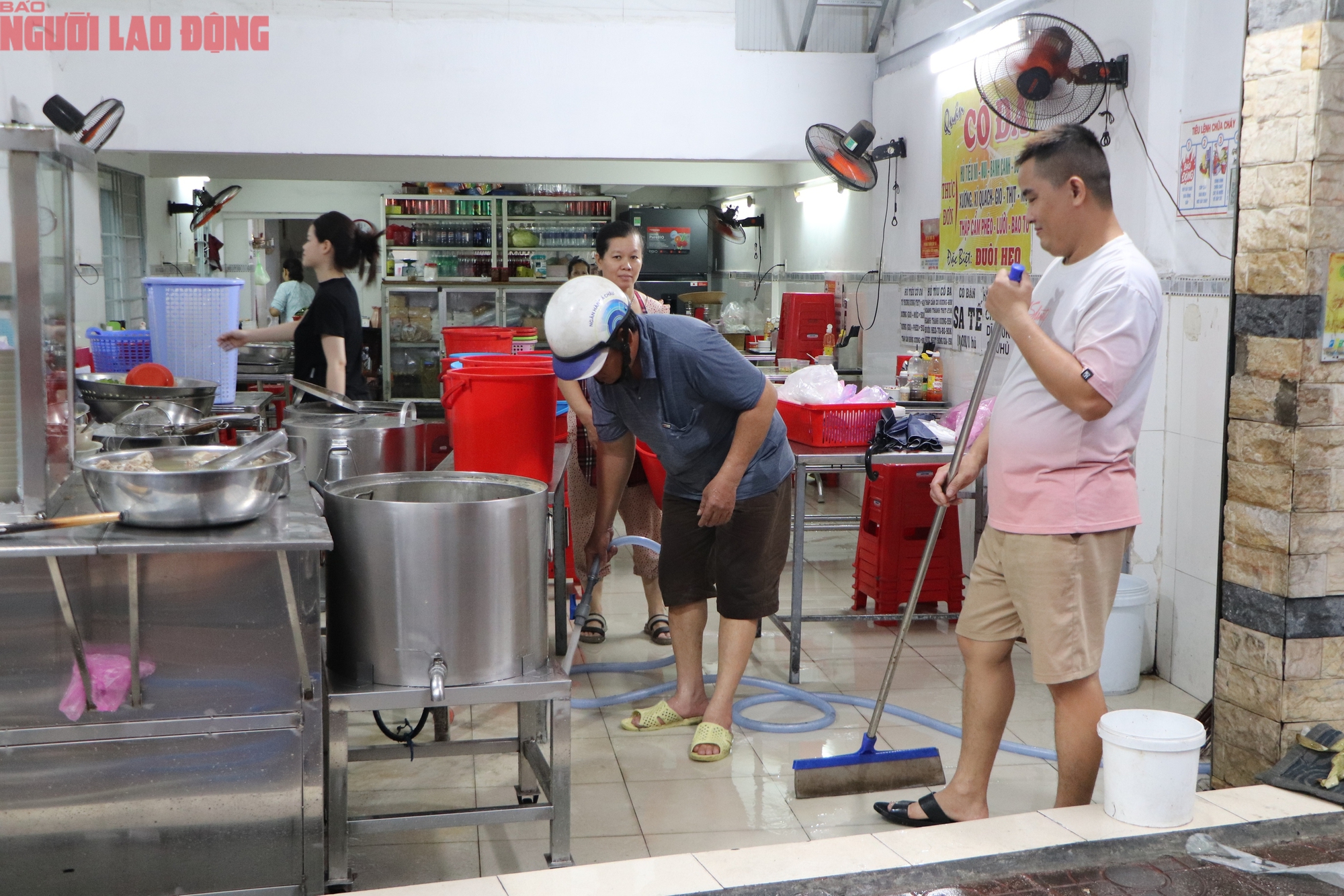 Xe trượt ầm ầm, rác bủa vây chợ Thủ Đức sau cơn mưa - Ảnh 10.
