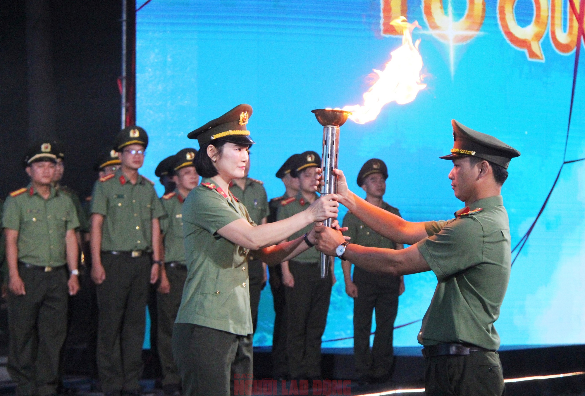 Mãn nhãn “Tổ quốc bình yên”, biển người đổ về bên sông Hàn - Ảnh 9.