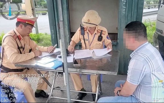 Vi phạm nồng độ cồn bị tước giấy phép lái xe, một cán bộ xã vẫn lái xe trên cao tốc