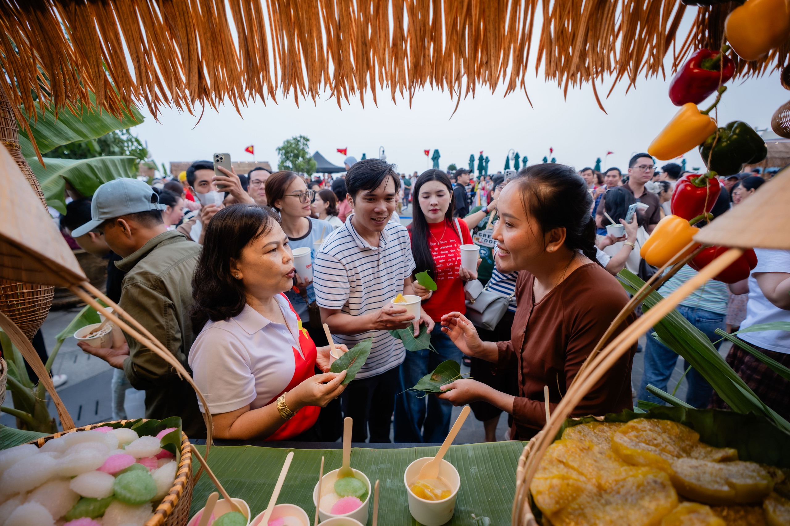 Tây Ninh đón hơn 300.000 lượt khách dịp lễ, Núi Bà Đen tiếp tục “hút khách” - Ảnh 2.
