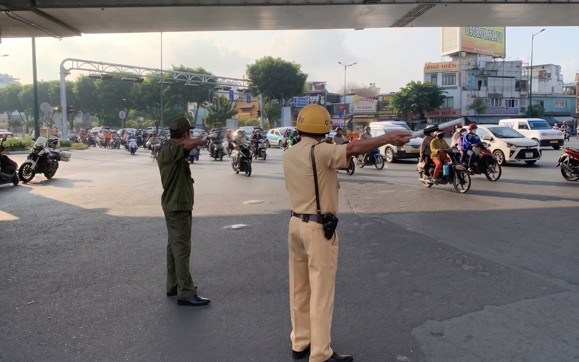 CSGT TPHCM túc trực sáng sớm đến khuya đón người dân quay lại thành phố