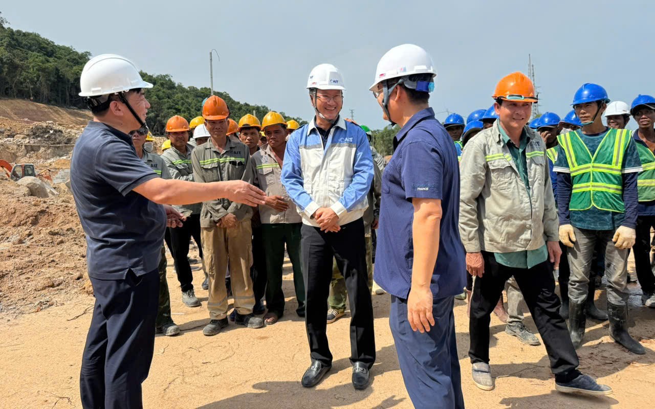 Lãnh đạo ngành điện sát cánh người lao động trên các công trình thi công xuyên lễ 30-4, 1-5