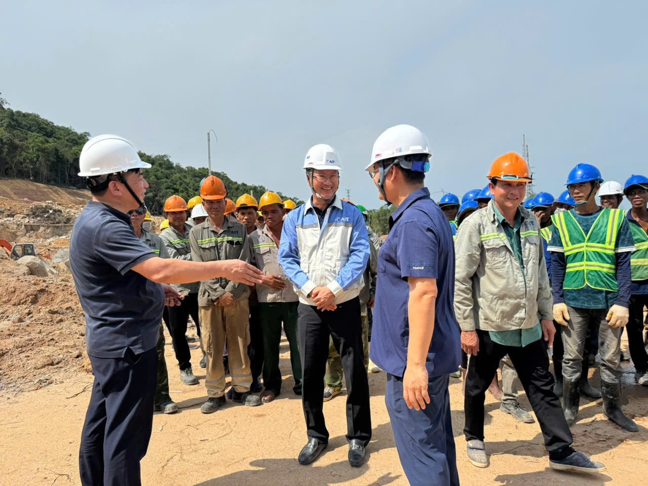 Lãnh đạo ngành điện sát cánh người lao động trên các công trình thi công xuyên lễ 30-4, 1-5 - Ảnh 1.