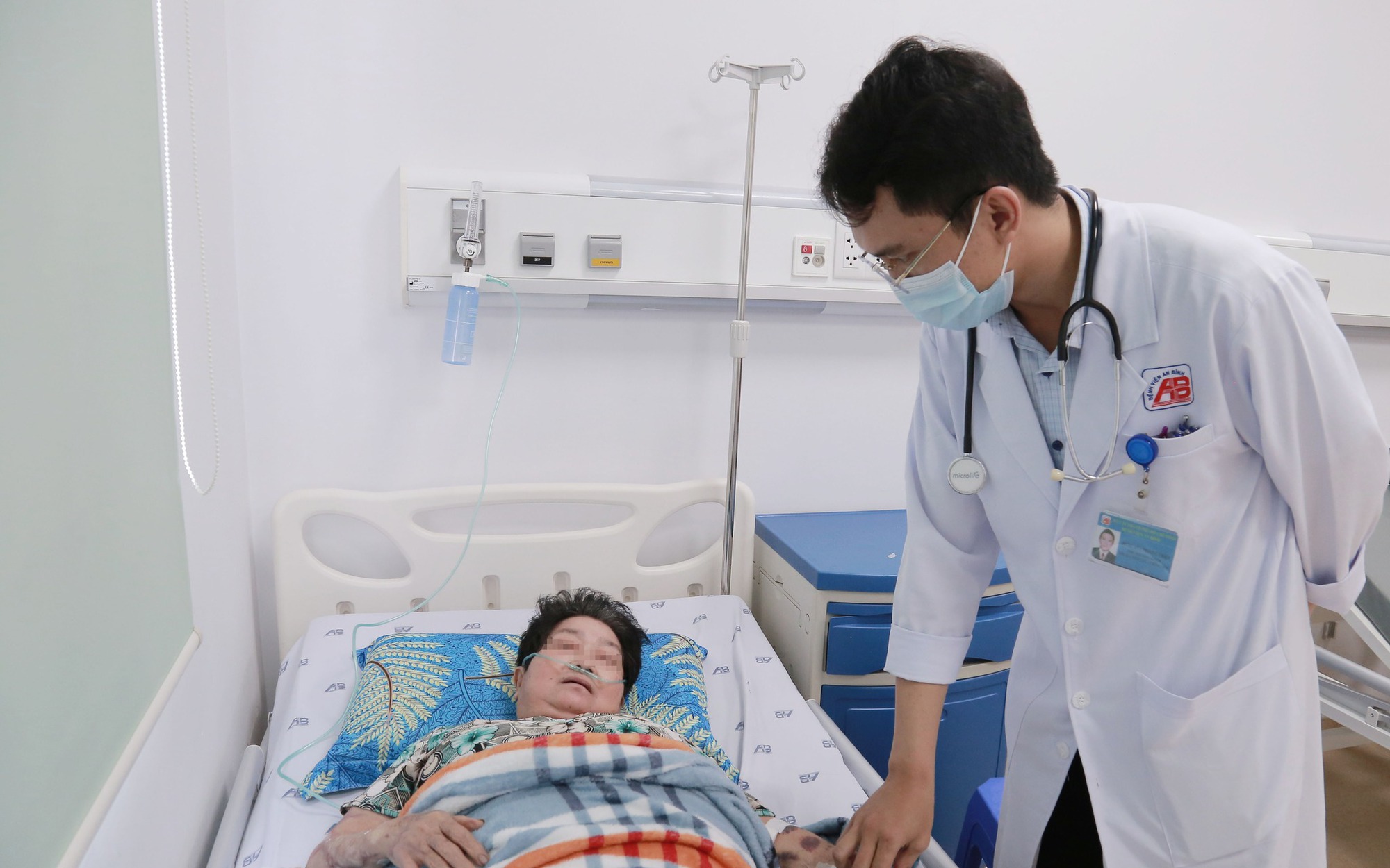 Bị mèo nhà cắn, người phụ nữ nguy kịch