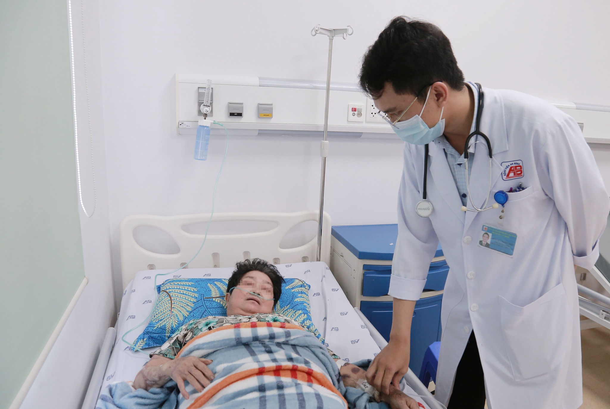 Bị mèo nhà cắn, người phụ nữ phải thở máy - Ảnh 2.