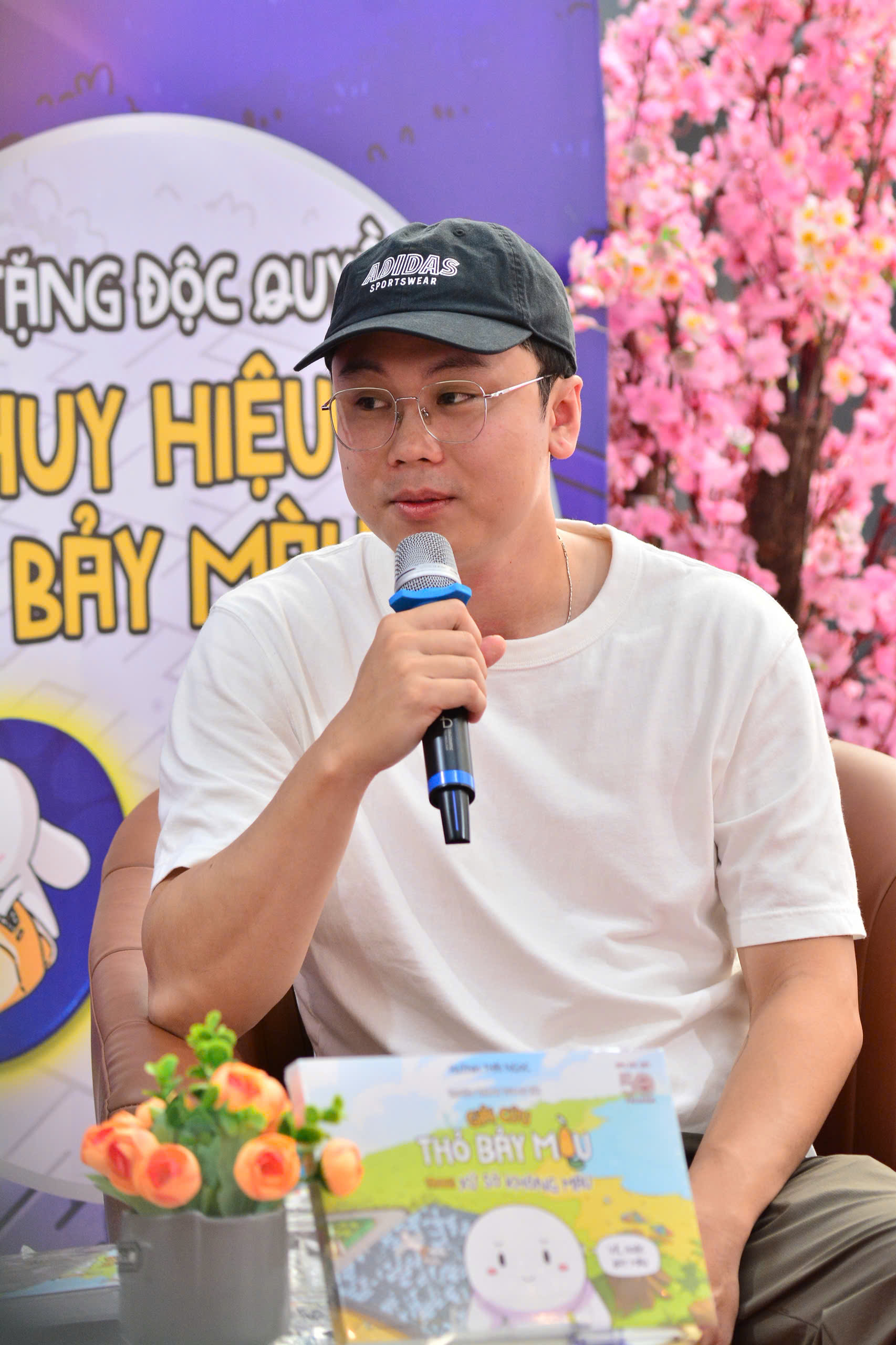 Gặp gỡ họa sĩ truyện tranh "best seller" Huỳnh Thái Ngọc với truyện "Thỏ bảy màu…" - Ảnh 1.