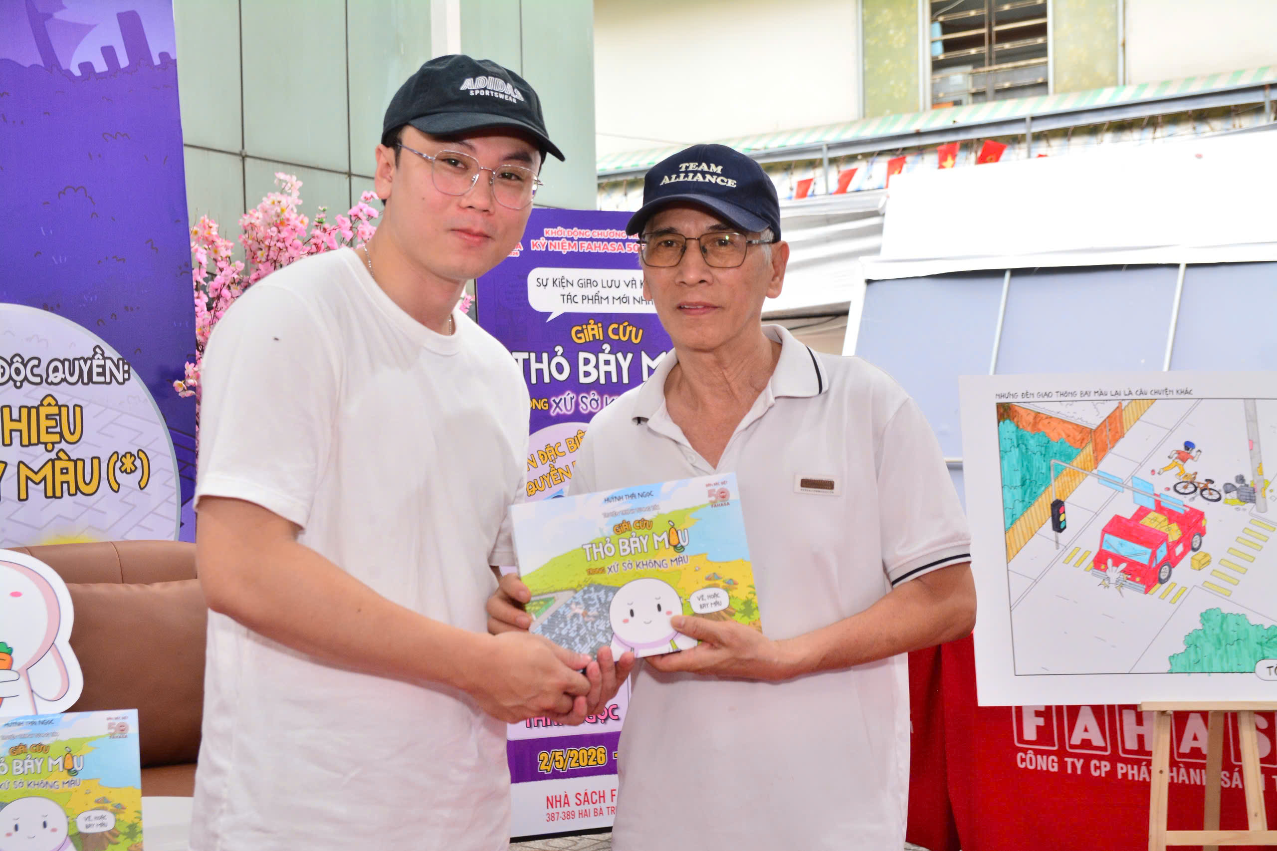 Gặp gỡ họa sĩ truyện tranh "best seller" Huỳnh Thái Ngọc với truyện "Thỏ bảy màu…" - Ảnh 2.
