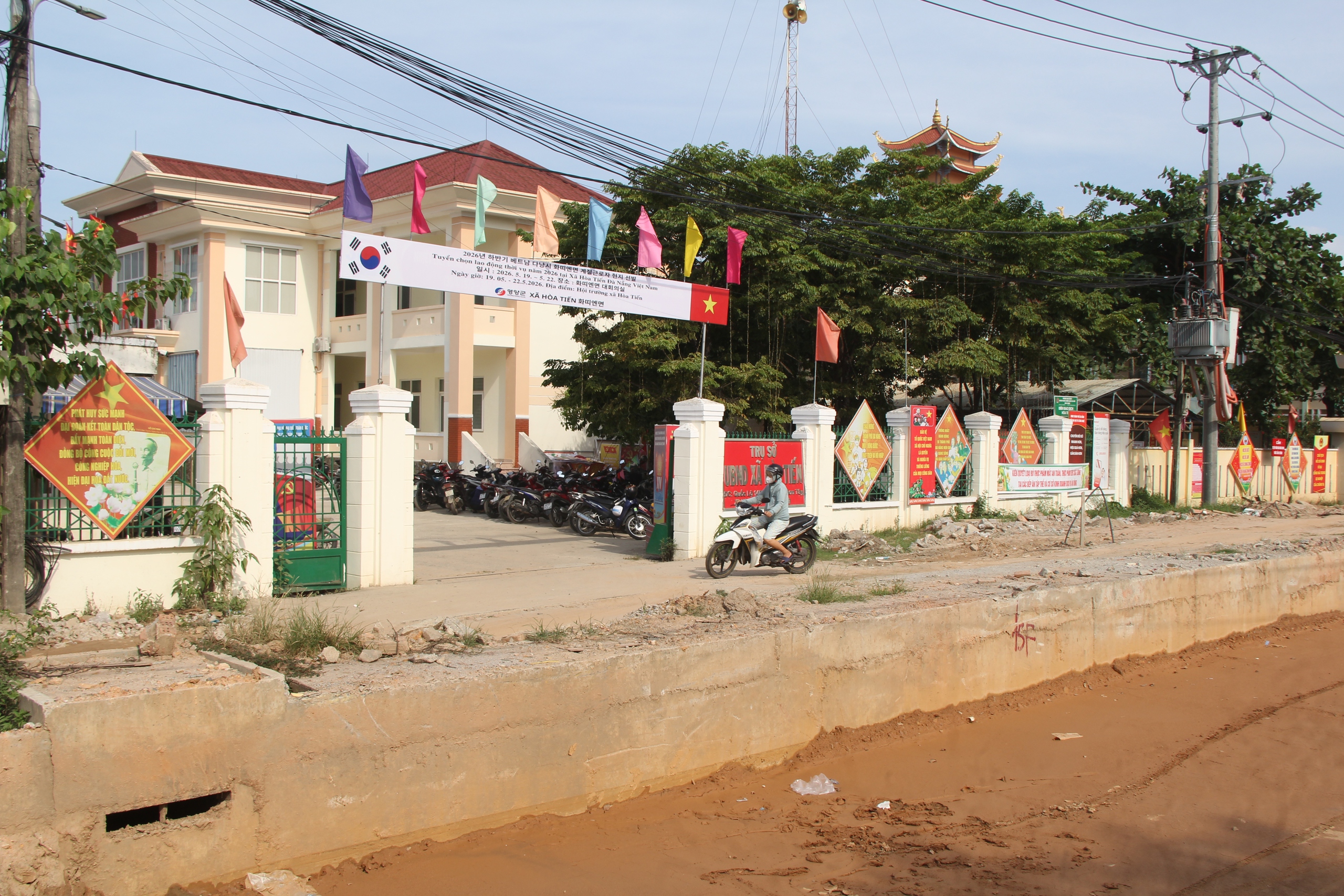 Quốc lộ 14B Đ&agrave; Nẵng chậm tiến độ , d&acirc;n khổ v&igrave; &ldquo; h&agrave;o s&acirc;u &rdquo; trước UBND x&atilde; - Ảnh 2.