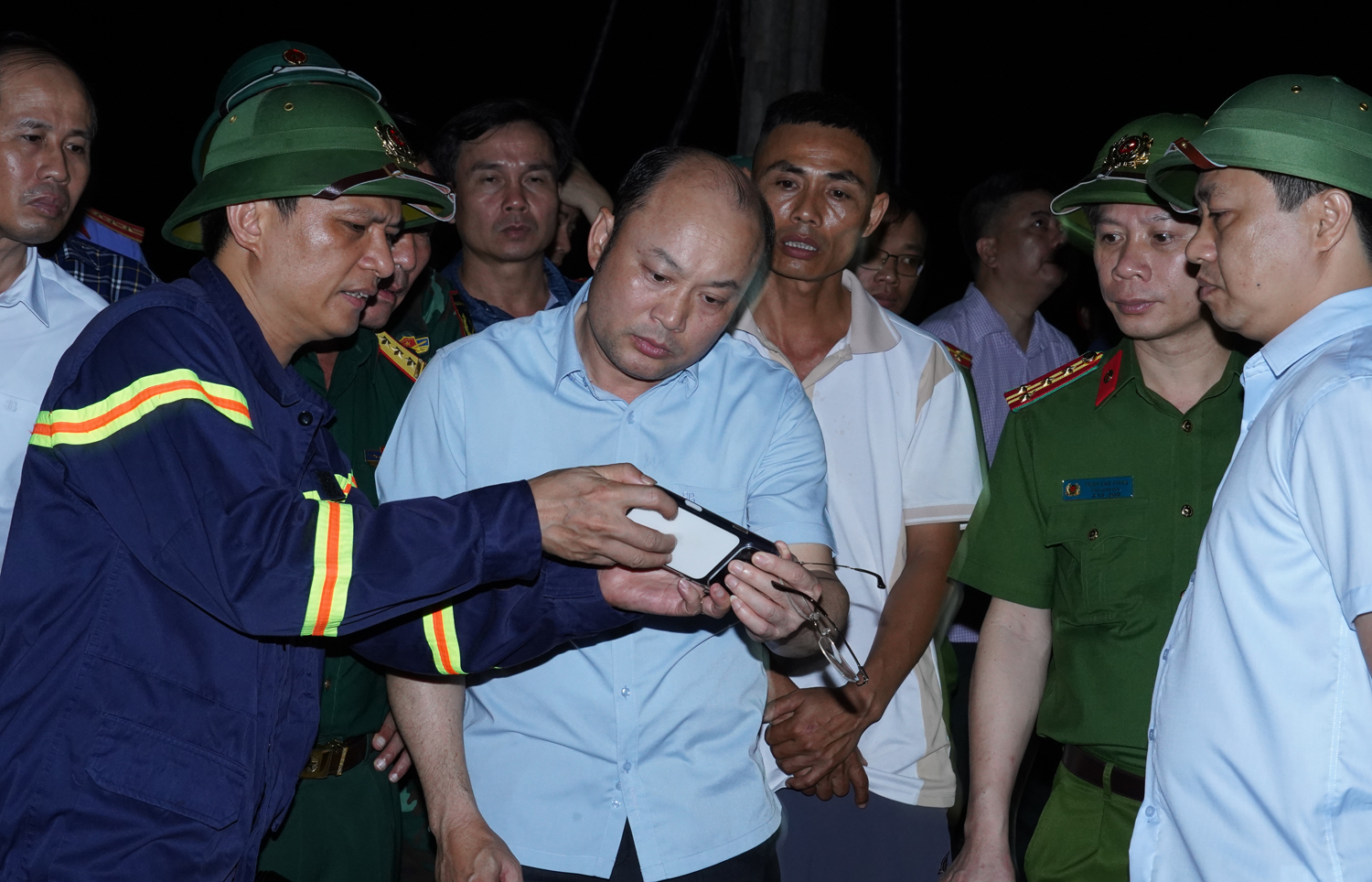 Sạt lở tại khu vực mỏ đ&aacute;, 1 người chết, 2 người đang bị v&ugrave;i lấp - Ảnh 2.
