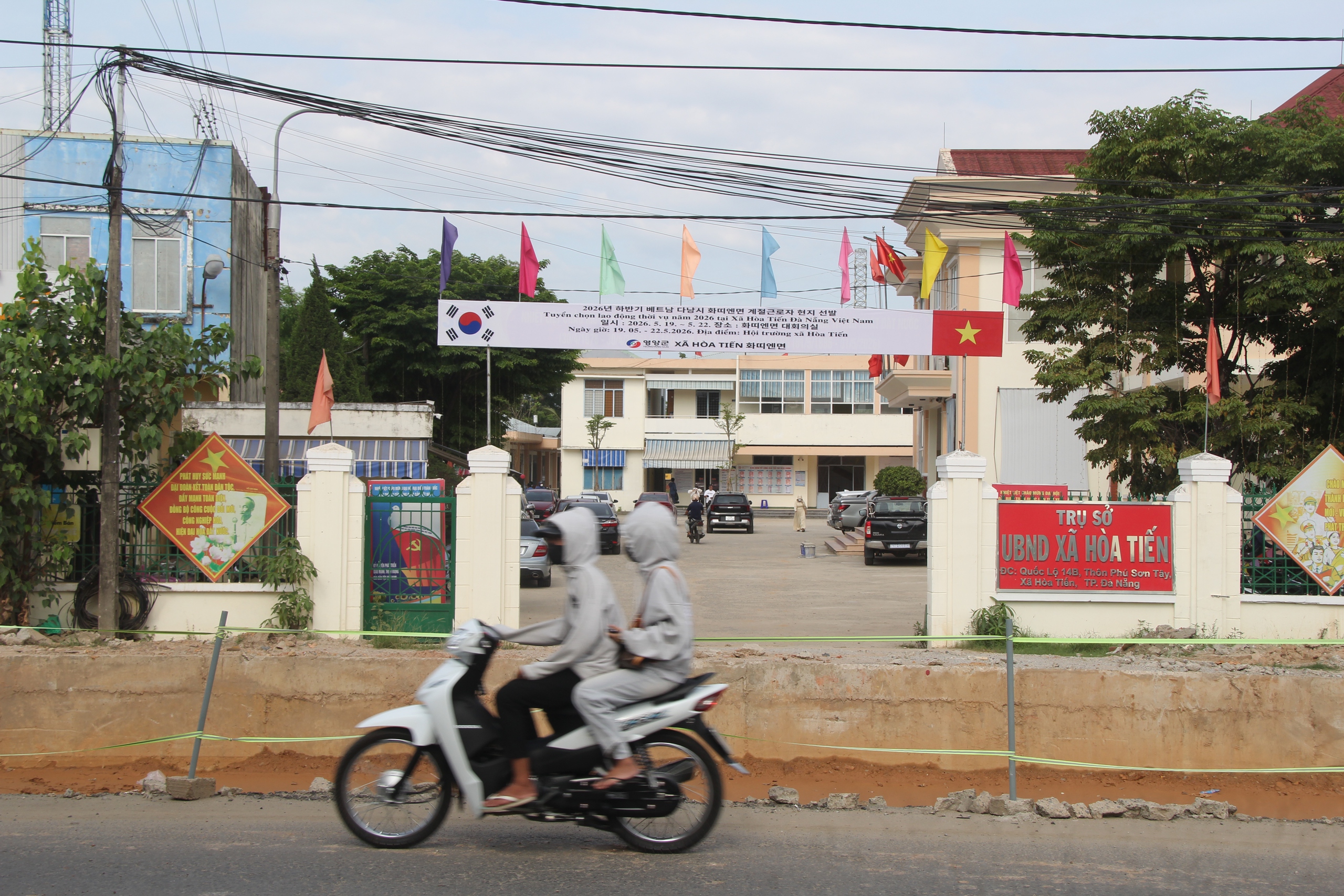 Quốc lộ 14B Đ&agrave; Nẵng chậm tiến độ , d&acirc;n khổ v&igrave; &ldquo; h&agrave;o s&acirc;u &rdquo; trước UBND x&atilde; - Ảnh 1.