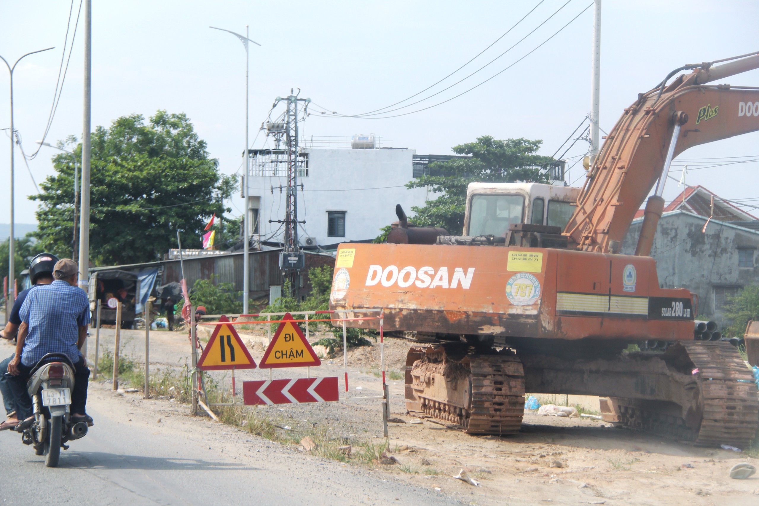 Quốc lộ 14B Đ&agrave; Nẵng chậm tiến độ , d&acirc;n khổ v&igrave; &ldquo; h&agrave;o s&acirc;u &rdquo; trước UBND x&atilde; - Ảnh 7.