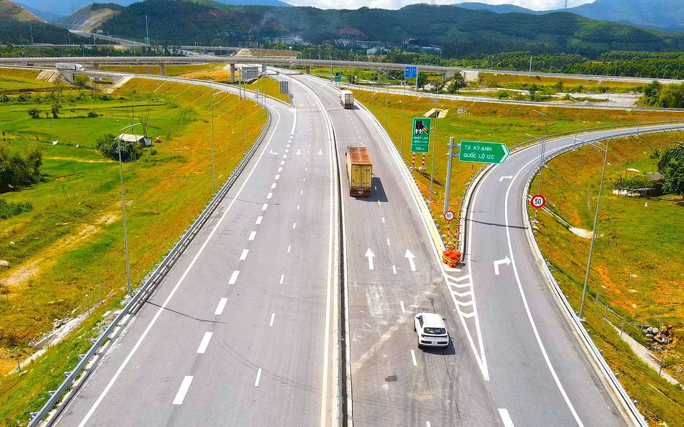 Đề xuất mức thu phí 13 dự án thành phần cao tốc Bắc - Nam, cao nhất 1.300 đồng/km