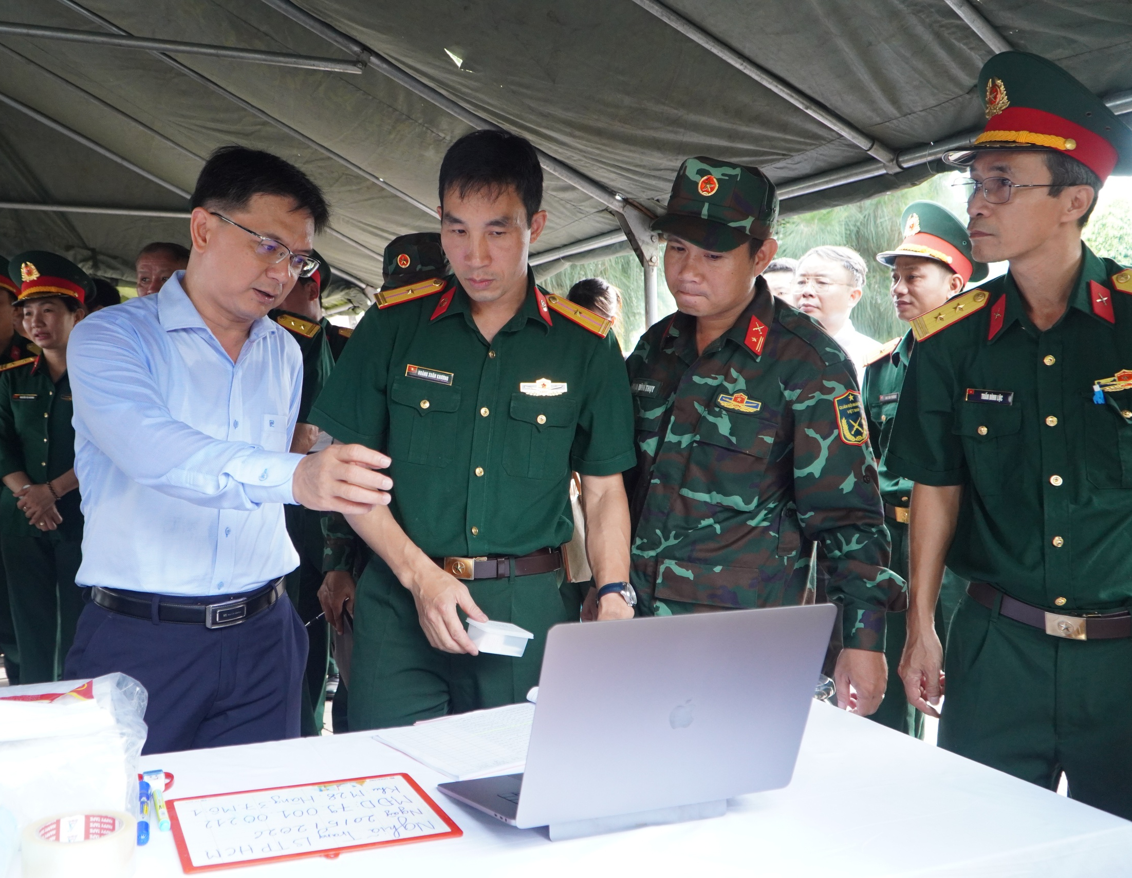 Nghệ sĩ Long Nhật và Sơn Ngọc Minh bị bắt tại TPHCM trong vụ án ma túy - Ảnh 2.