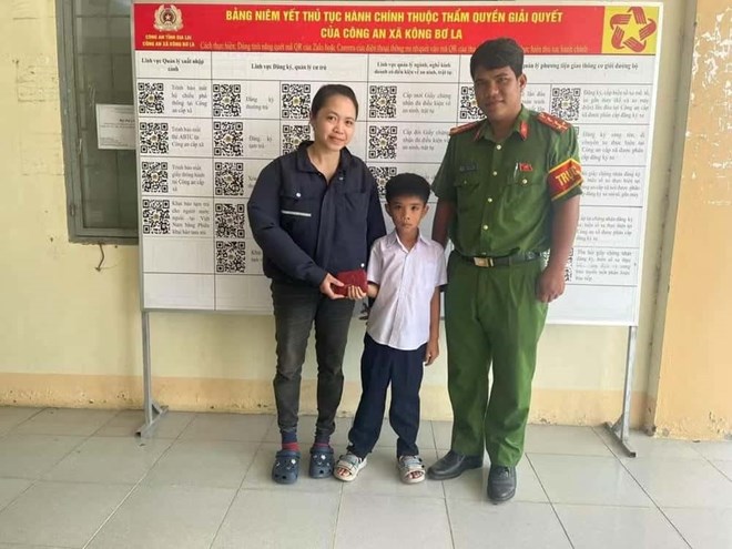 Nhặt được ví có 5 triệu đồng, học sinh lớp 2 lập tức mang nộp công an - Ảnh 1.