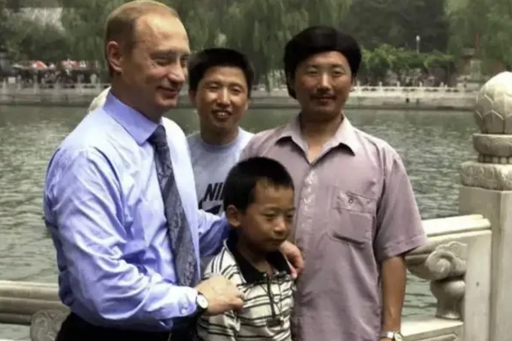 &Ocirc;ng Putin gặp lại &ldquo;cậu b&eacute;&rdquo; chụp ảnh c&ugrave;ng ở Bắc Kinh 26 năm trước - Ảnh 1.
