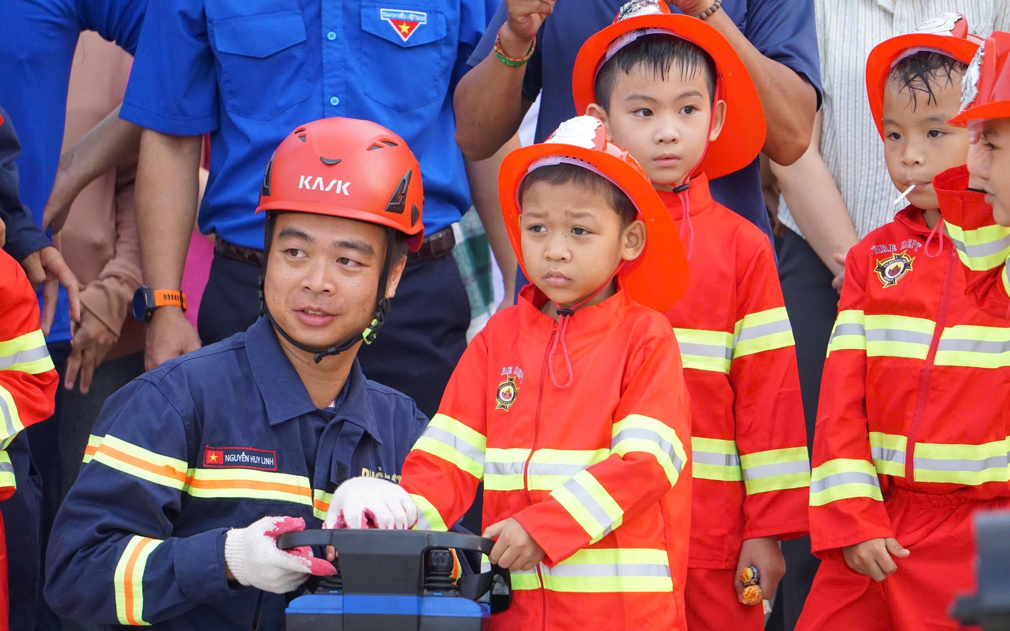 CLIP: Mang giấc mơ lính cứu hỏa đến với các bệnh nhi đặc biệt