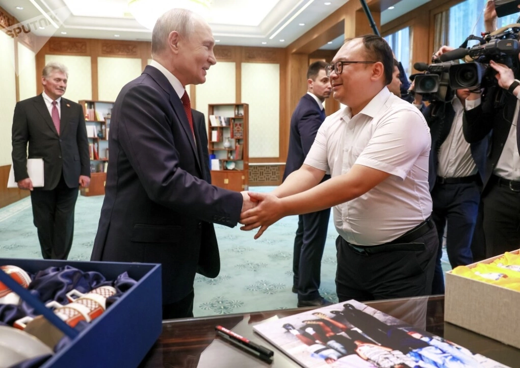 &Ocirc;ng Putin gặp lại &ldquo;cậu b&eacute;&rdquo; chụp ảnh c&ugrave;ng ở Bắc Kinh 26 năm trước - Ảnh 3.