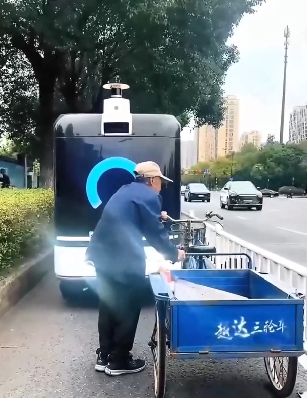 Khẩu chiến giữa cụ &ocirc;ng "18 tuổi" v&agrave; robot giao h&agrave;ng biết trả treo - Ảnh 1.