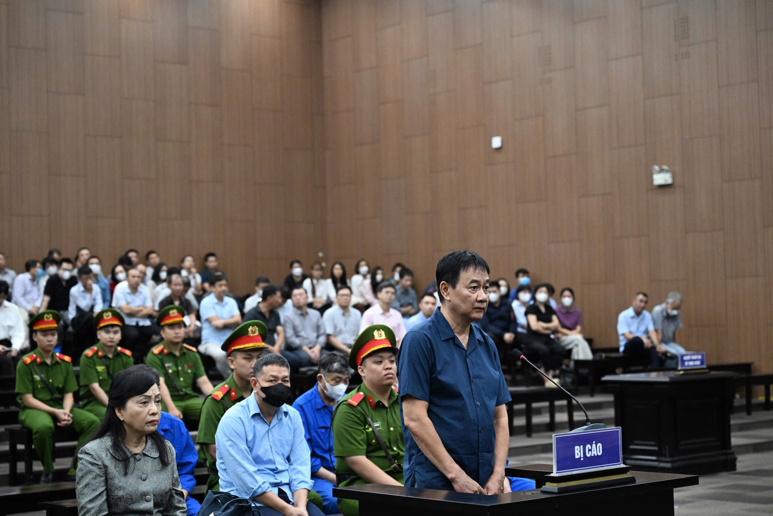 VIDEO: Cựu Bộ trưởng Nguyễn Thị Kim Tiến ra hầu to&agrave; - Ảnh 8.