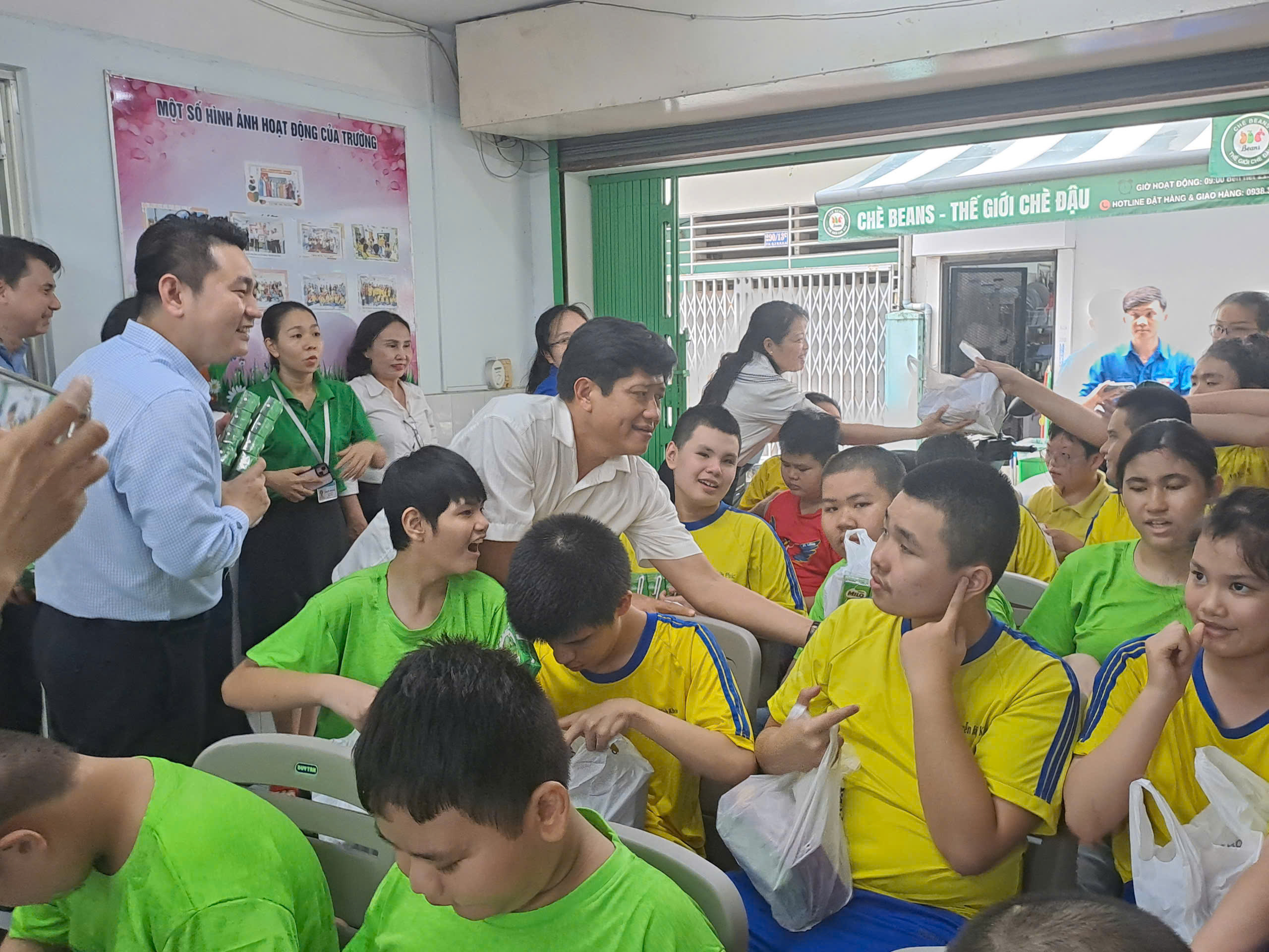 Phường Xu&acirc;n H&ograve;a thăm, l&agrave;m việc v&agrave; tặng qu&agrave; c&aacute;c đơn vị chăm s&oacute;c, gi&aacute;o dục trẻ em đặc biệt - Ảnh 12.