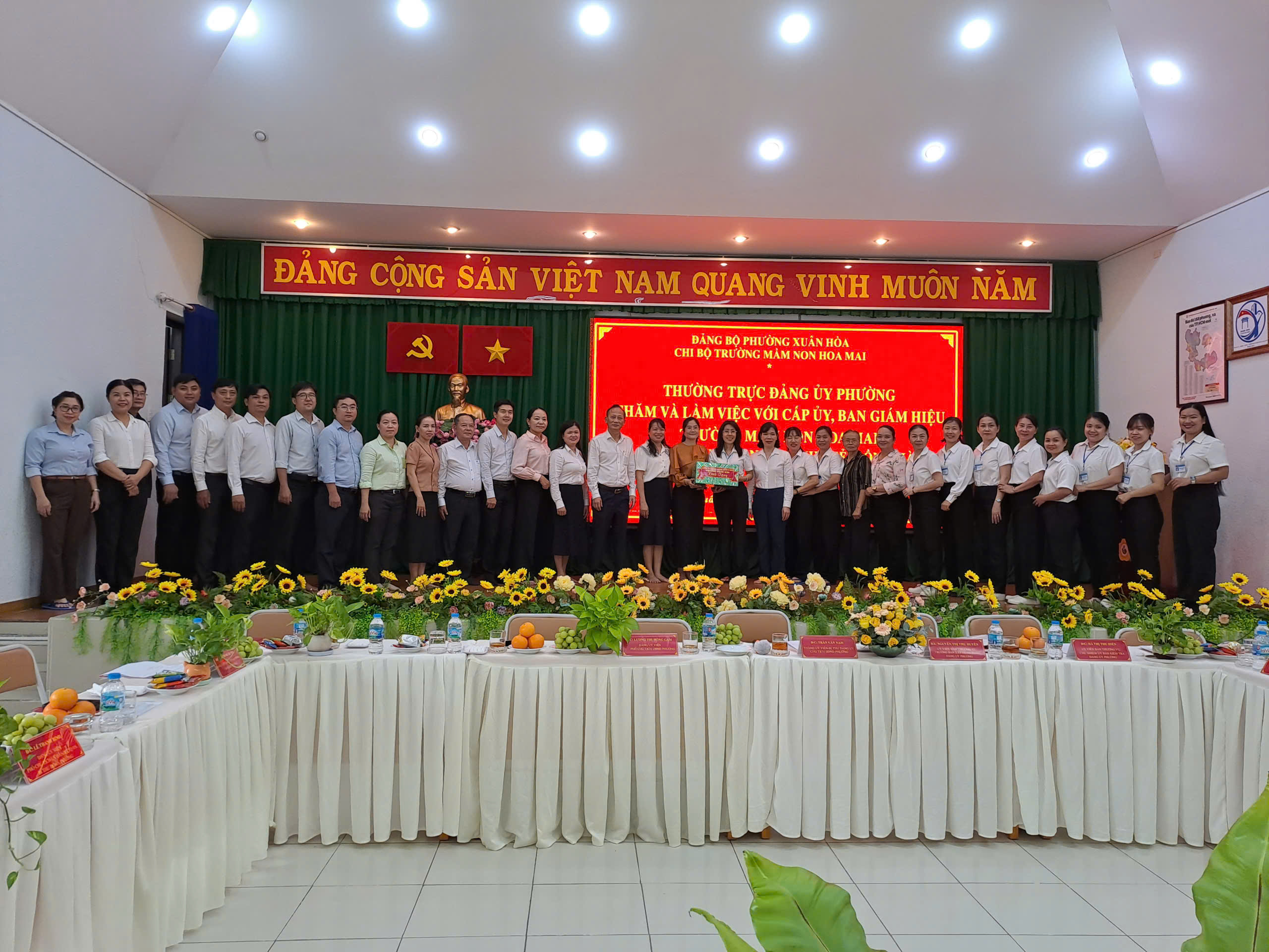 Phường Xu&acirc;n H&ograve;a thăm, l&agrave;m việc v&agrave; tặng qu&agrave; c&aacute;c đơn vị chăm s&oacute;c, gi&aacute;o dục trẻ em đặc biệt - Ảnh 1.