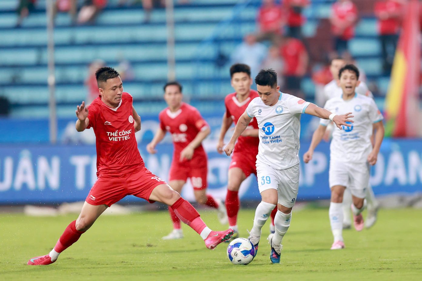 H&agrave;ng loạt trụ cột bị "treo gi&ograve;" ở v&ograve;ng 24 V-League - Ảnh 1.