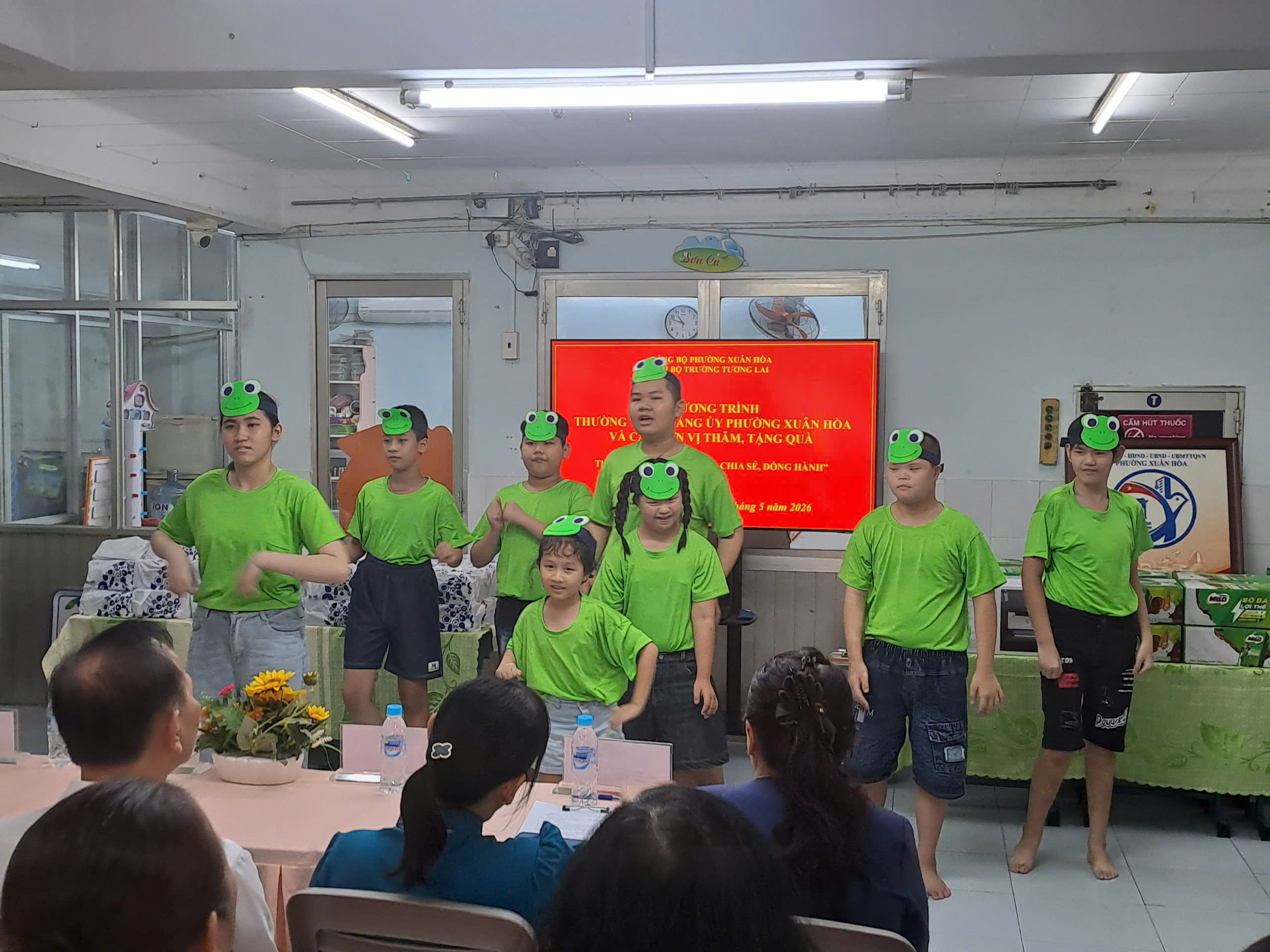 Phường Xu&acirc;n H&ograve;a thăm, l&agrave;m việc v&agrave; tặng qu&agrave; c&aacute;c đơn vị chăm s&oacute;c, gi&aacute;o dục trẻ em đặc biệt - Ảnh 5.