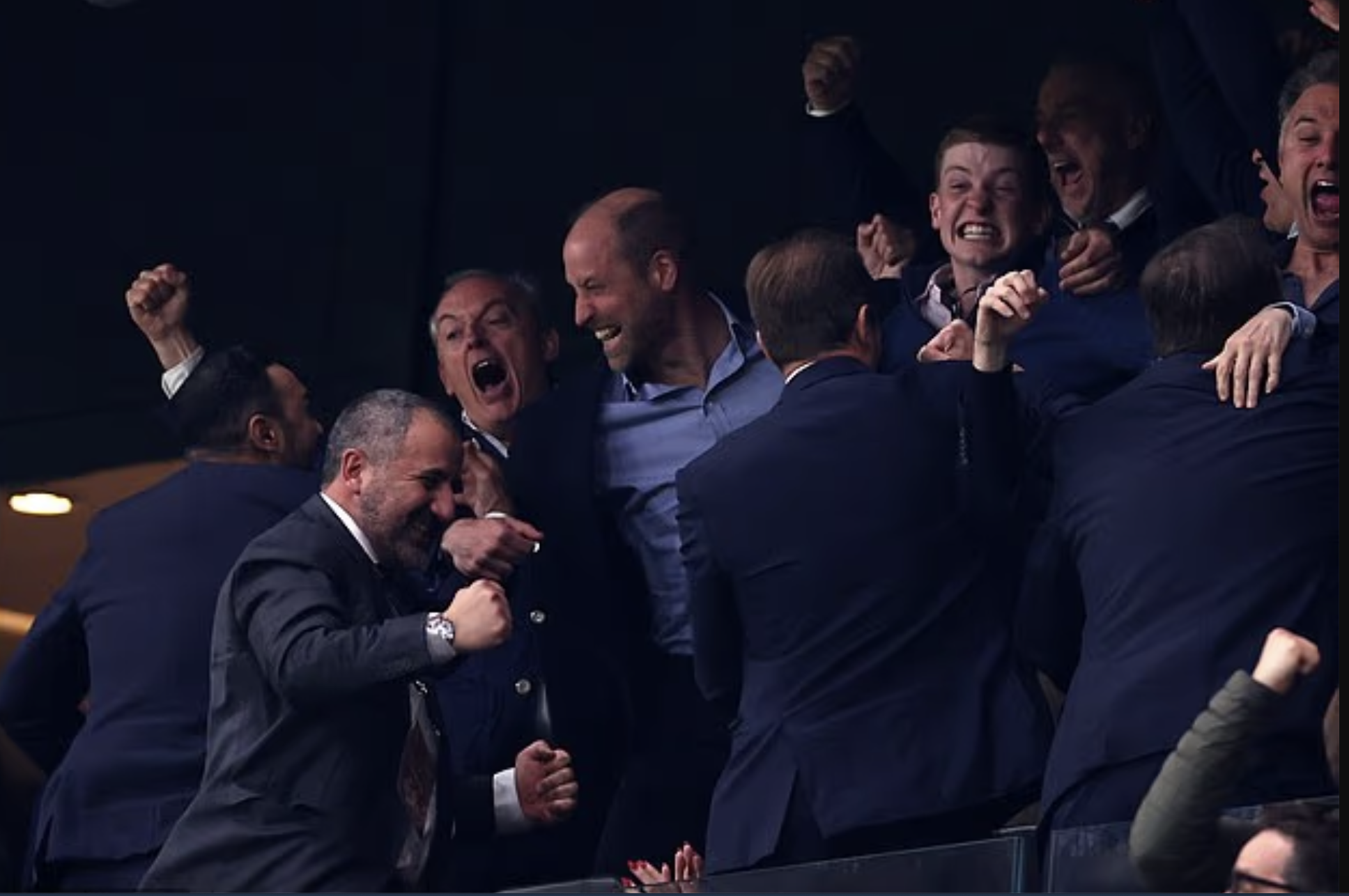 L&yacute; do khiến Th&aacute;i tử nước Anh bật kh&oacute;c sau trận chung kết Europa League - Ảnh 3.