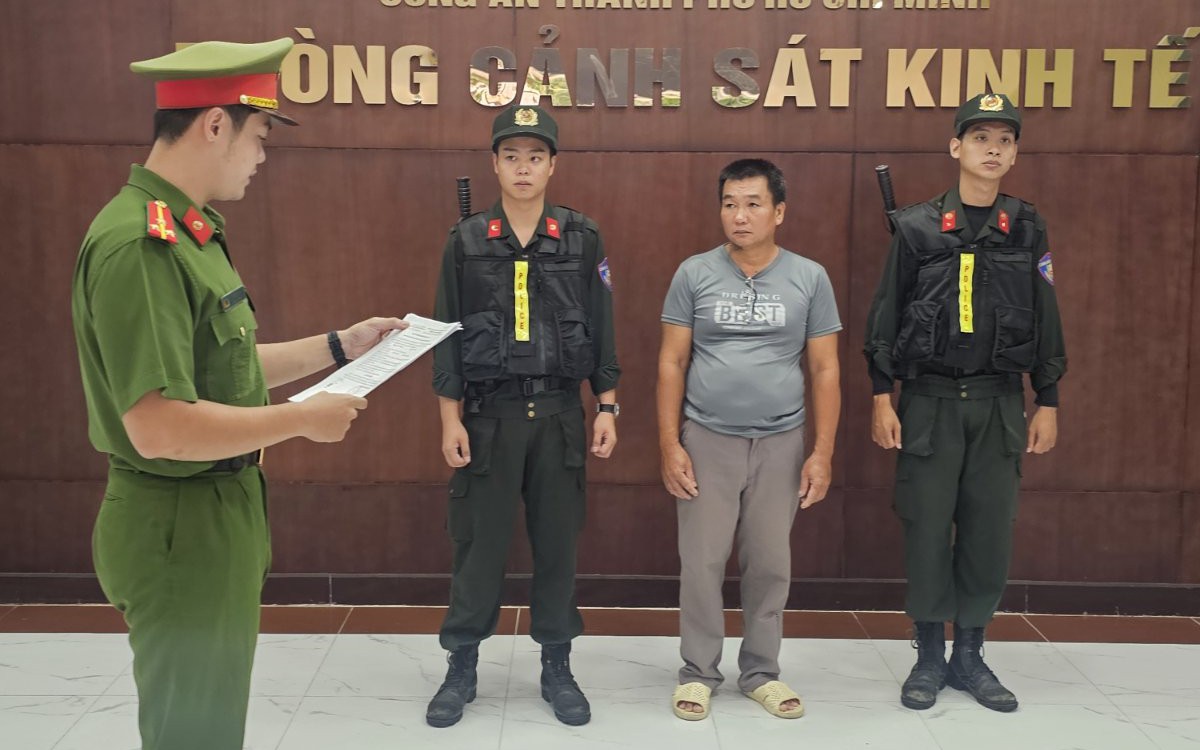 CLIP: Công an TPHCM bắt người nuôi 3 con chim công lục quý hiếm