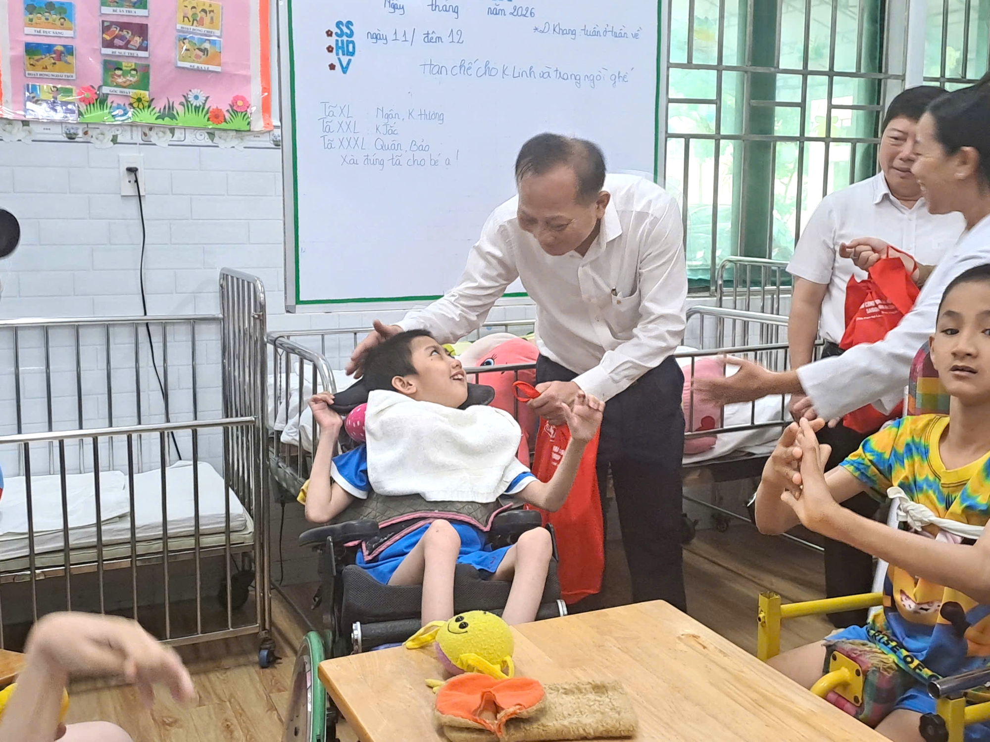 Phường Xu&acirc;n H&ograve;a thăm, l&agrave;m việc v&agrave; tặng qu&agrave; c&aacute;c đơn vị chăm s&oacute;c, gi&aacute;o dục trẻ em đặc biệt - Ảnh 9.