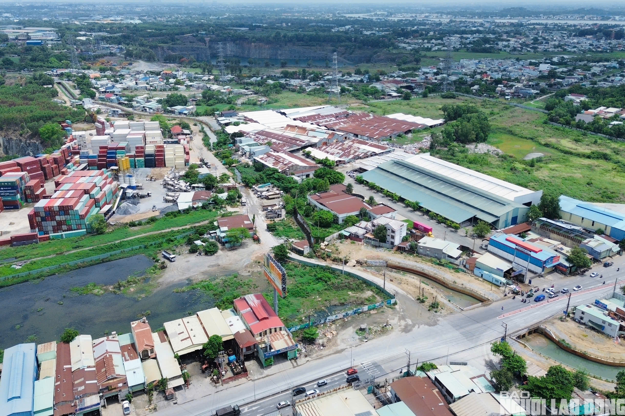 Sạt lở suối Siệp đe dọa an toàn giao thông tại TPHCM - Đồng Nai 2026 - Ảnh 1.