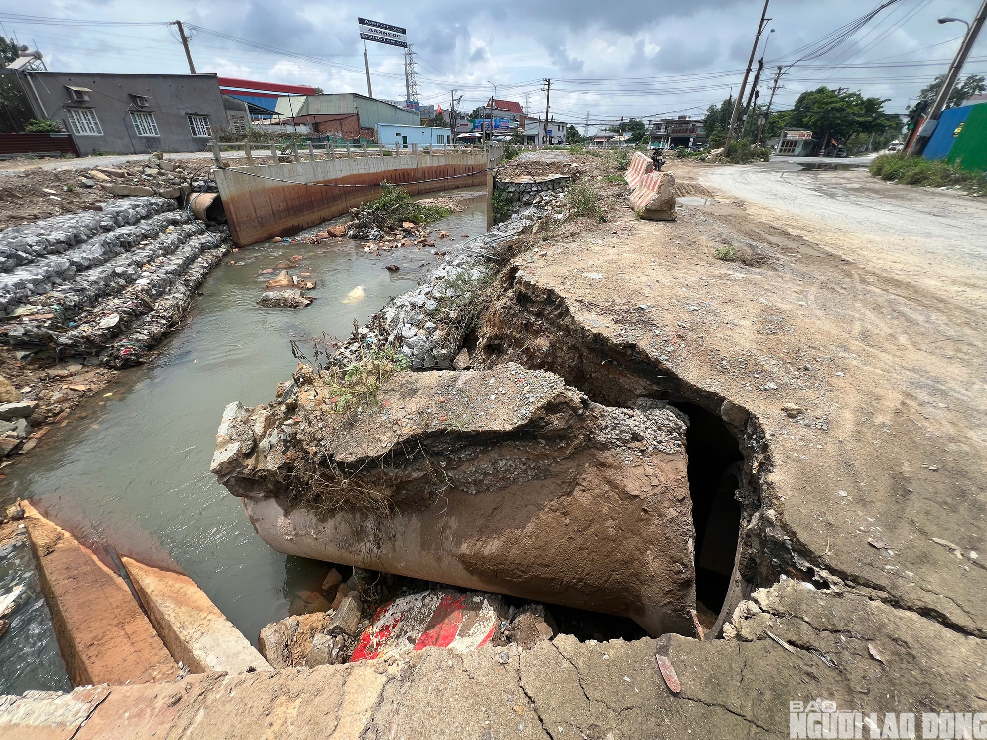 Sạt lở suối Siệp đe dọa an toàn giao thông tại TPHCM - Đồng Nai 2026 - Ảnh 13.