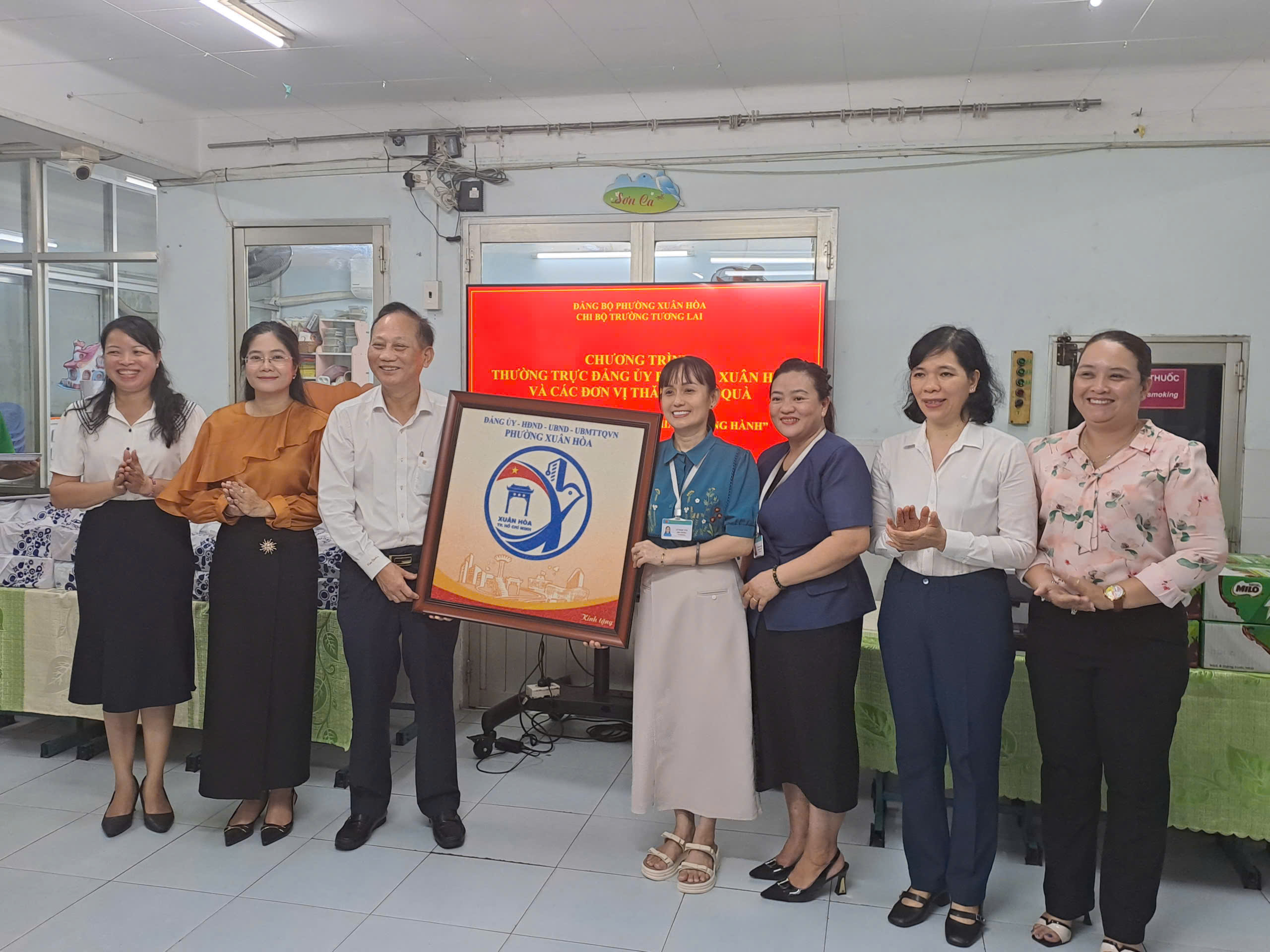 Phường Xu&acirc;n H&ograve;a thăm, l&agrave;m việc v&agrave; tặng qu&agrave; c&aacute;c đơn vị chăm s&oacute;c, gi&aacute;o dục trẻ em đặc biệt - Ảnh 10.