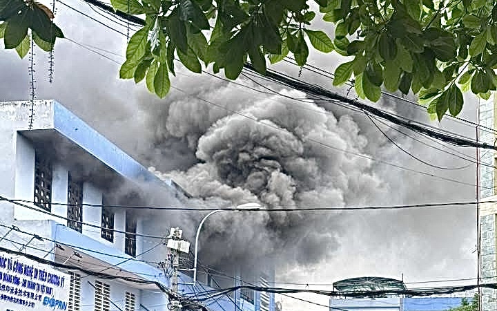 Cháy kho điện máy ở gần chợ đầu mối Hóc Môn