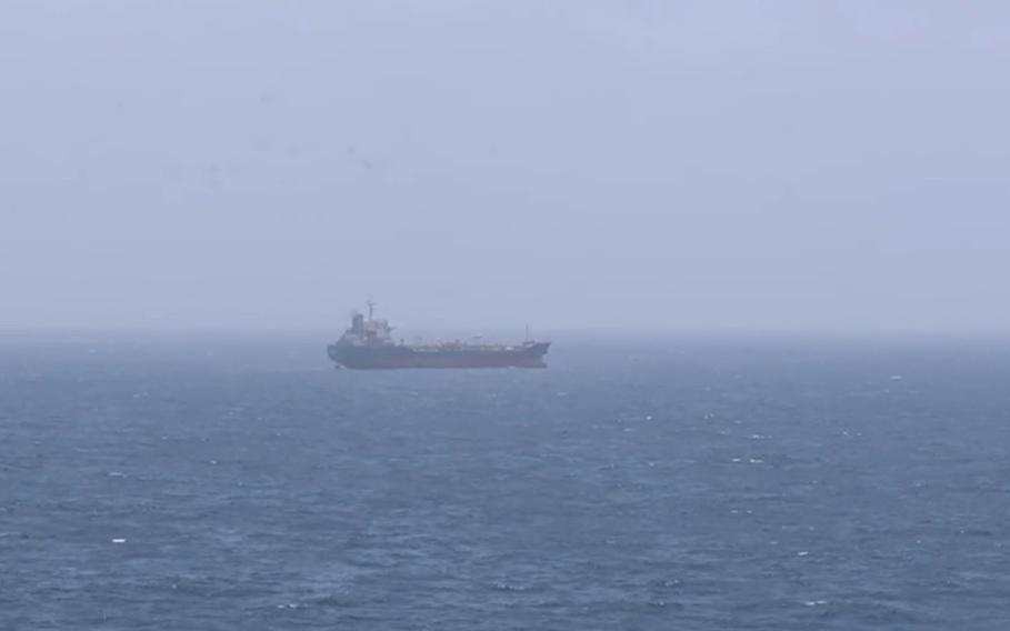 Mỹ lên tàu dầu Iran kiểm tra, eo biển Hormuz nóng rực